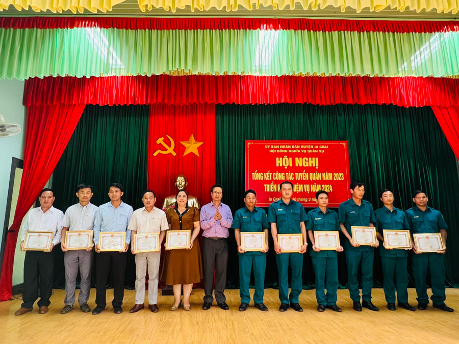 Chủ tịch UBND huyện Ia Grai Lê Ngọc Quý (thứ 6 từ trái sang) tặng giấy khen cho các tập thể, cá nhân. Ảnh: Phương Lộc Chủ tịch UBND huyện Ia Grai Lê Ngọc Quý (thứ 6 từ trái sang) tặng giấy khen cho các tập thể, cá nhân. Ảnh: Phương Lộc