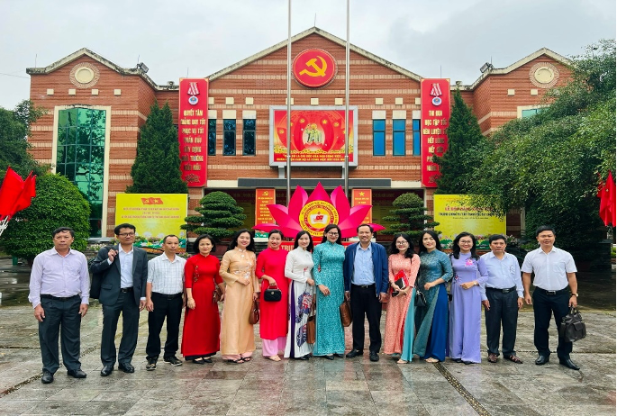 Đoàn công tác chụp ảnh lưu niệm tại Trường Chính trị tỉnh Thanh Hóa. Ảnh: Khánh Phong Đoàn công tác chụp ảnh lưu niệm tại Trường Chính trị tỉnh Thanh Hóa. Ảnh: Khánh Phong