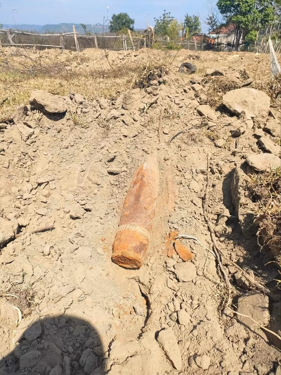 Quả đạn pháo được ông Năm phát hiện trong vườn nhà. Ảnh: Hồng Hạnh