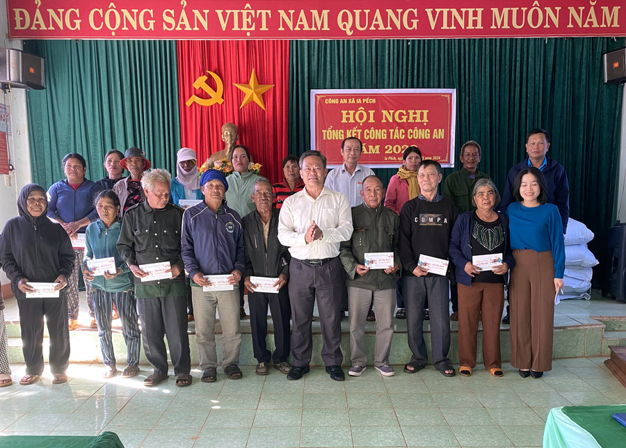 Lãnh đạo Công ty TNHH một thành viên Cao su Chư Păh trao quà cho các hộ gia đình chính sách ở xã Ia Pếch, huyện Ia Grai. Ảnh: Hà Đức Thành