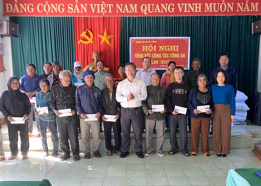 Lãnh đạo Công ty TNHH một thành viên Cao su Chư Păh trao quà cho các hộ gia đình chính sách ở xã Ia Pếch, huyện Ia Grai. Ảnh: Hà Đức Thành Lãnh đạo Công ty TNHH một thành viên Cao su Chư Păh trao quà cho các hộ gia đình chính sách ở xã Ia Pếch, huyện Ia Grai. Ảnh: Hà Đức Thành