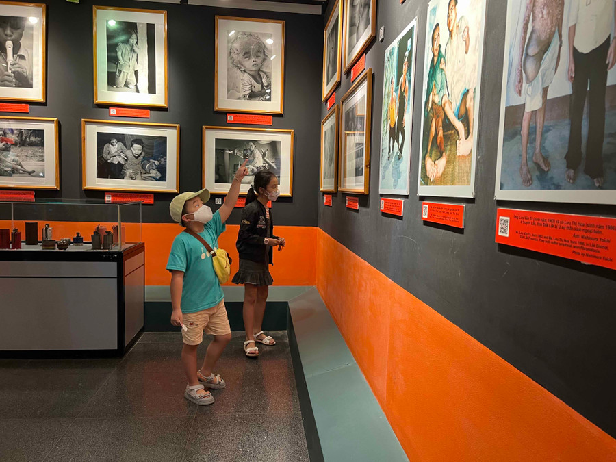 Bảo tàng Chứng tích chiến tranh còn là nơi giáo dục truyền thống cách mạng cho thế hệ trẻ. Ảnh: P.V