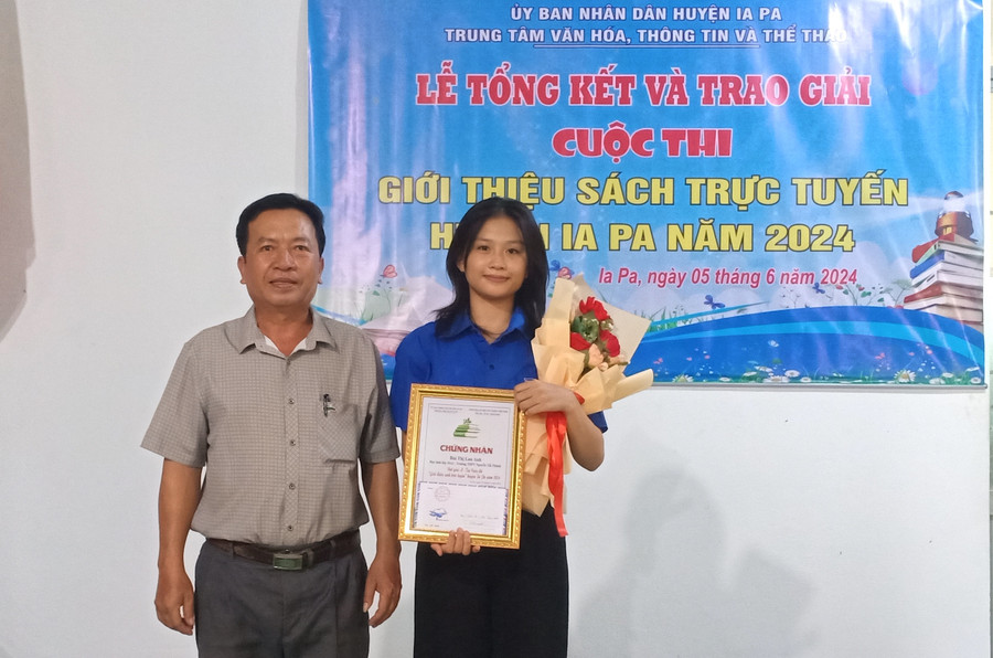 Ban tổ chức trao giải nhất cho em Bùi Thị Lan Anh (lớp 10A2, Trường THPT Nguyễn Tất Thành). Ảnh: Như Loan