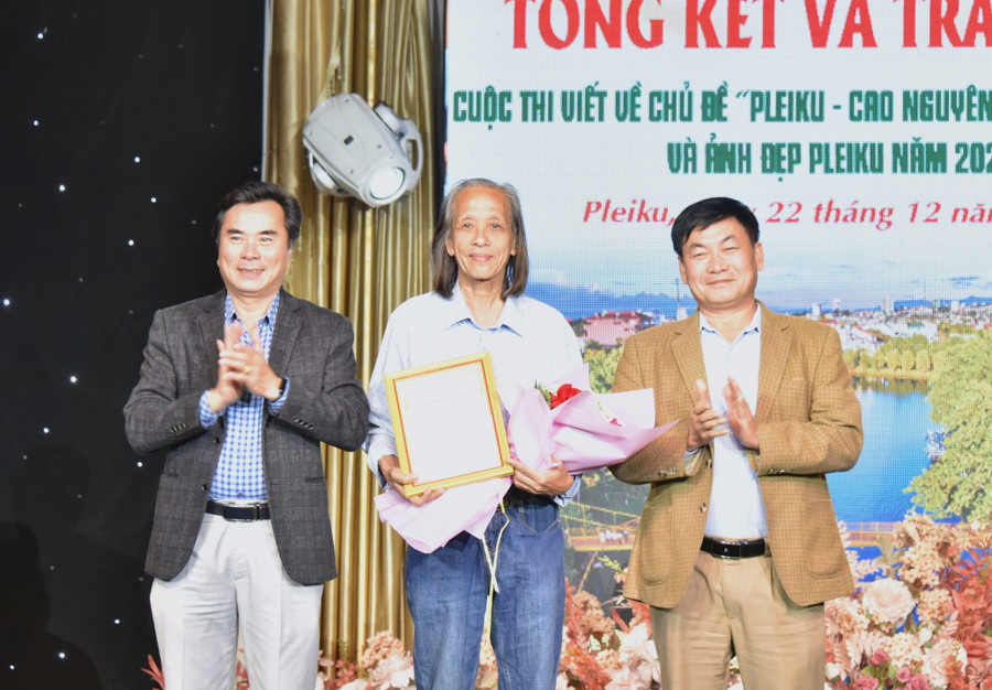 Nhiếp ảnh gia Hùng Hoa Lư đạt giải nhất Ảnh đẹp Pleiku với chùm ảnh "Vẻ đẹp yên bình trên cánh đồng Thiên Thanh". Ảnh: Đức Thụy Nhiếp ảnh gia Hùng Hoa Lư đạt giải nhất Ảnh đẹp Pleiku với chùm ảnh "Vẻ đẹp yên bình trên cánh đồng Thiên Thanh". Ảnh: Đức Thụy