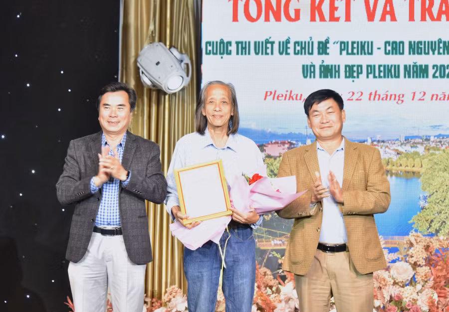 Nhiếp ảnh gia Hùng Hoa Lư đạt giải nhất Ảnh đẹp Pleiku với chùm ảnh "Vẻ đẹp yên bình trên cánh đồng Thiên Thanh". Ảnh: Đức Thụy