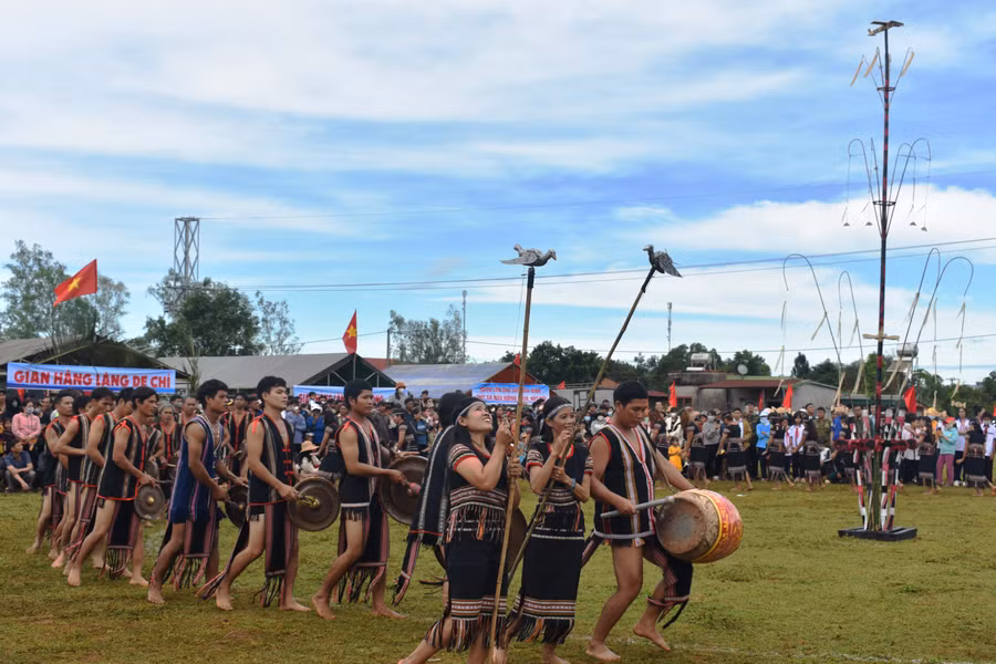 Gần 300 nghệ nhân tham gia liên hoan. Ảnh: Minh Thoan