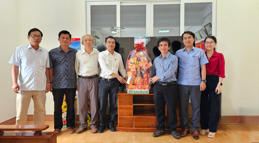 Lãnh đạo TP. Pleiku thăm, chúc tết Đài Phát thanh-Truyền hình tỉnh. Ảnh: Bá Bính Lãnh đạo TP. Pleiku thăm, chúc tết Đài Phát thanh-Truyền hình tỉnh. Ảnh: Bá Bính