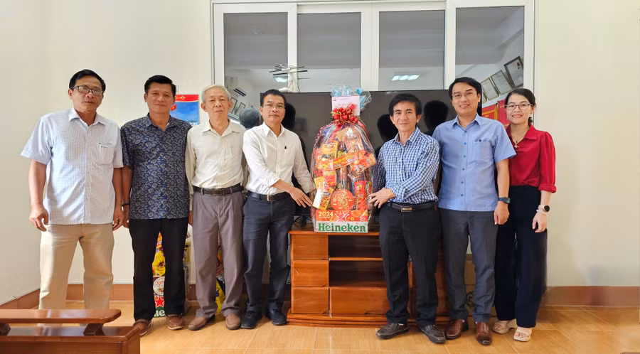 Lãnh đạo TP. Pleiku thăm, chúc tết Đài Phát thanh-Truyền hình tỉnh. Ảnh: Bá Bính