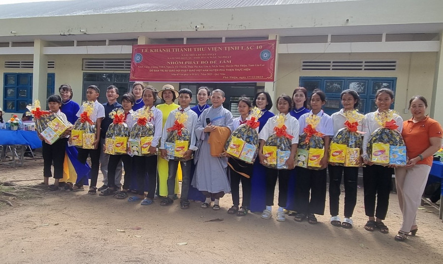 Đoàn công tác tặng quà cho học có hoàn cảnh khó khăn của Trường THCS Nguyễn Tất Thành, xã Ia Yeng, huyện Phú Thiện. Ảnh: Hồng Ngọc Đoàn công tác tặng quà cho học có hoàn cảnh khó khăn của Trường THCS Nguyễn Tất Thành, xã Ia Yeng, huyện Phú Thiện. Ảnh: Hồng Ngọc