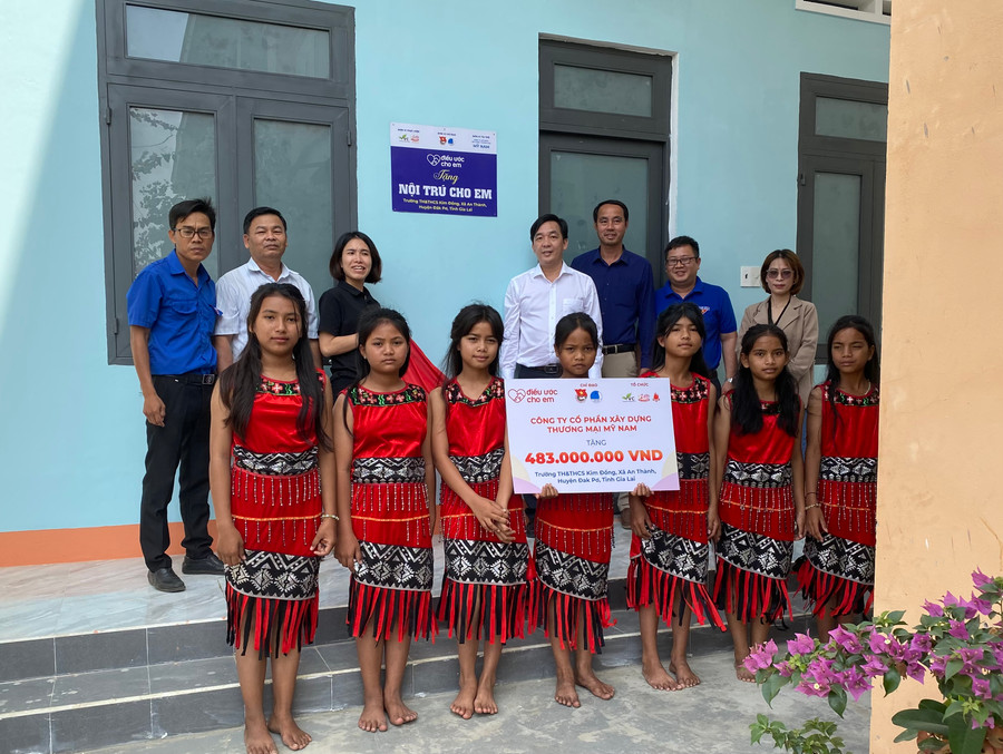 Các đơn vị bàn giao công trình Nhà bán trú cho em. Ảnh: Hà Đức Thành