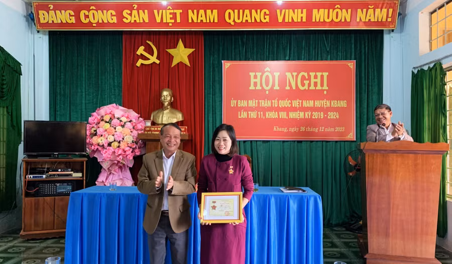 Năm 2023, huyện Kbang có 5 cá nhân được trao tặng Kỷ niệm chương “Vì sự nghiệp Đại đoàn kết dân tộc”. Ảnh: Hà Duyệt Năm 2023, huyện Kbang có 5 cá nhân được trao tặng Kỷ niệm chương “Vì sự nghiệp Đại đoàn kết dân tộc”. Ảnh: Hà Duyệt