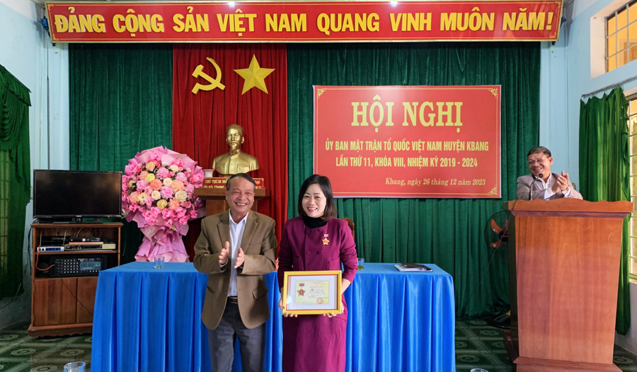 Năm 2023, huyện Kbang có 5 cá nhân được trao tặng Kỷ niệm chương “Vì sự nghiệp Đại đoàn kết dân tộc”. Ảnh: Hà Duyệt Năm 2023, huyện Kbang có 5 cá nhân được trao tặng Kỷ niệm chương “Vì sự nghiệp Đại đoàn kết dân tộc”. Ảnh: Hà Duyệt