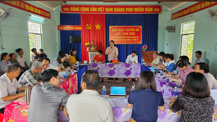 Quang cảnh buổi sinh hoạt chuyên đề ghép tại làng Phung (xã Biển Hồ, TP. Pleiku). Ảnh: Bá Bính