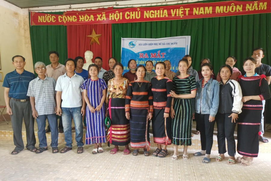 Các thành viên trong tổ liên kết tại buổi lễ ra mắt. Ảnh: Nguyễn Chi