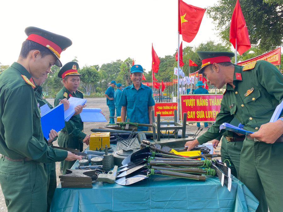 Các đơn vị giới thiệu với Ban tổ chức Hội thi các mô hình học cụ. Ảnh: Nguyễn Sang Các đơn vị giới thiệu với Ban tổ chức Hội thi các mô hình học cụ. Ảnh: Nguyễn Sang