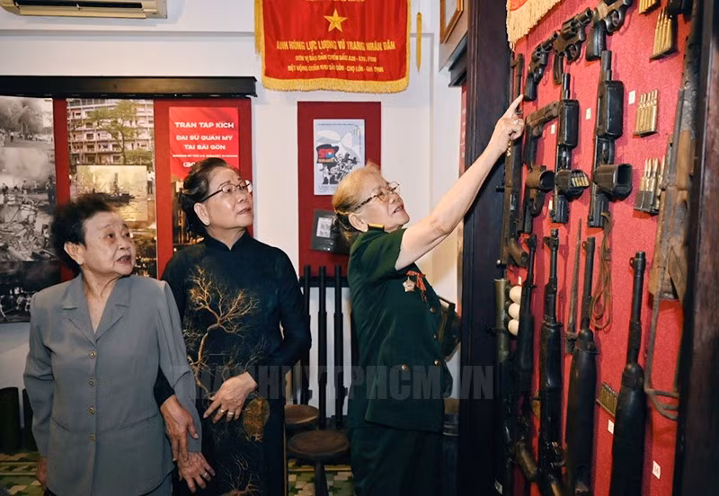Các nhân chứng lịch sử của lực lượng Biệt động Sài Gòn - Gia Định tìm về ký ức xưa tại Bảo tàng Biệt động Sài Gòn - Gia Định. (Ảnh: Quốc Thanh/hcmcpv.org.vn)