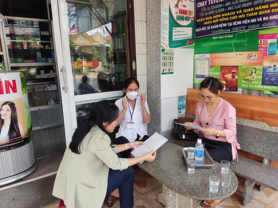 Các thành viên đoàn kiểm tra liên ngành tiến hành kiểm tra tại cơ sở kinh doanh Dược. Ảnh: Minh Ngân Các thành viên đoàn kiểm tra liên ngành tiến hành kiểm tra tại cơ sở kinh doanh Dược. Ảnh: Minh Ngân