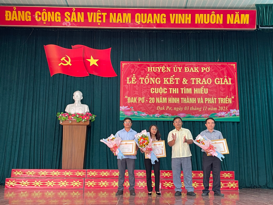 Ban tổ chức trao giải cho các tập thể. Ảnh: Tuyết Mai