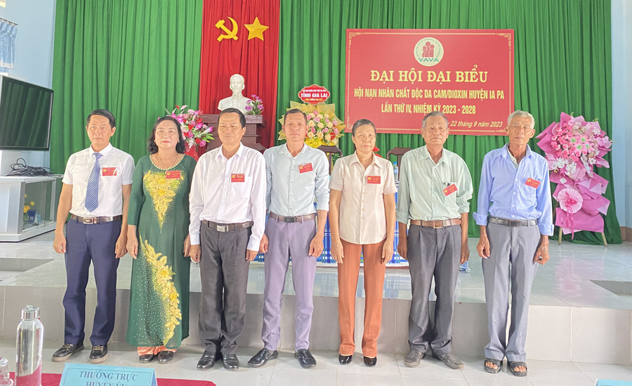 Ban Chấp hành Hội Nạn nhân chất độc da cam/dioxin huyện Ia Pa ra mắt tại Đại hội. Ảnh: Mai Linh