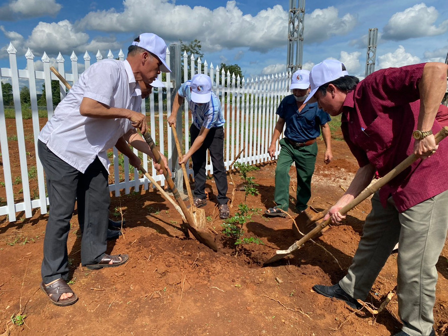 Cán bộ, người dân thị trấn cùng trồng cây xanh sau lễ phát động. Ảnh: Phương Lộc