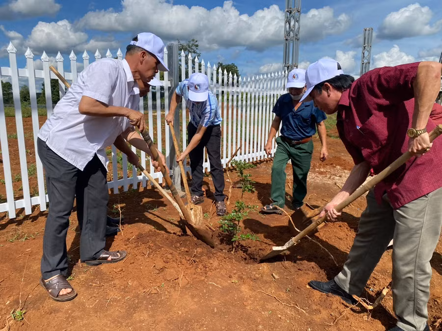 Cán bộ, người dân thị trấn cùng trồng cây xanh sau lễ phát động. Ảnh: Phương Lộc