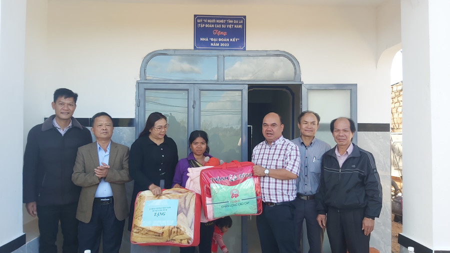 Đoàn công tác trao nhà cho gia đình bà Rmah H’Nhum. Ảnh: Ngọc Anh