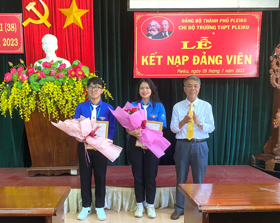2 đoàn viên ưu tú vinh dự được đứng chân vào hàng ngũ của Đảng. Ảnh: Hà Đức Thành 2 đoàn viên ưu tú vinh dự được đứng chân vào hàng ngũ của Đảng. Ảnh: Hà Đức Thành