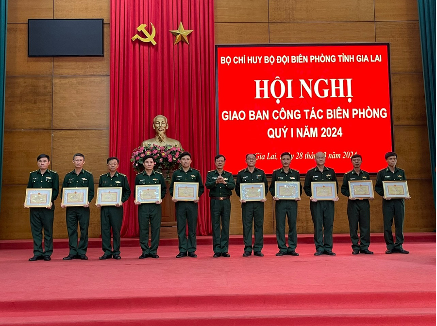 Bộ Chỉ huy Biên phòng tỉnh trao thưởng cho 10 tập thể và 13 cá nhân có thành tích xuất sắc trong đợt thi đua cao điểm chào mừng kỷ niệm 65 năm Ngày truyền thống BĐBP và 35 năm Ngày Biên phòng toàn dân. Ảnh: Quốc Vinh
