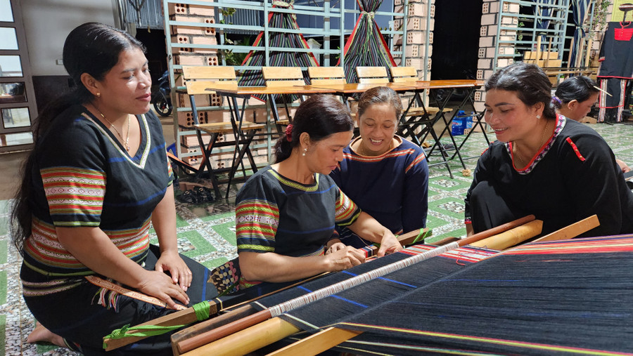 TP. Pleiku đẩy mạnh phát triển các sản phẩm du lịch mới gắn với giá trị văn hóa truyền thống tại địa phương. Ảnh: Bá Bính TP. Pleiku đẩy mạnh phát triển các sản phẩm du lịch mới gắn với giá trị văn hóa truyền thống tại địa phương. Ảnh: Bá Bính