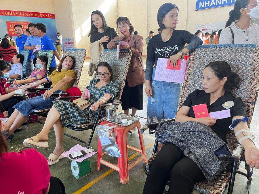 Người dân huyện Ia Grai tích cực tham gia hiến máu. Ảnh: Hồng Ngọc Người dân huyện Ia Grai tích cực tham gia hiến máu. Ảnh: Hồng Ngọc