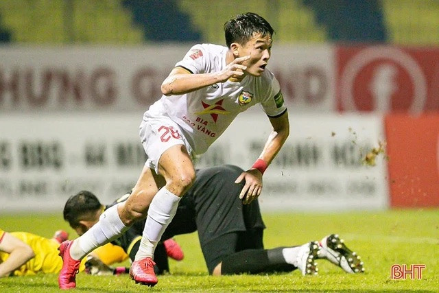 Trung Học là cầu thủ nổi tiếng ở sân chơi V-League, cùng lứa với Hoàng Đức. Ảnh nguồn Báo Người Lao Động. Trung Học là cầu thủ nổi tiếng ở sân chơi V-League, cùng lứa với Hoàng Đức. Ảnh nguồn Báo Người Lao Động.
