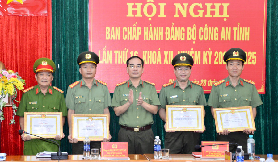 Đại tá Phạm Hữu Trường (giữa) trao giấy khen của Ban chấp hành đảng bộ Công an tỉnh cho 4 tổ chức cơ sở Đảng trực thuộc đạt tiêu chuẩn “Hoàn thành xuất sắc nhiệm vụ năm 2023”. Ảnh: Nông Hòa Đại tá Phạm Hữu Trường (giữa) trao giấy khen của Ban chấp hành đảng bộ Công an tỉnh cho 4 tổ chức cơ sở Đảng trực thuộc đạt tiêu chuẩn “Hoàn thành xuất sắc nhiệm vụ năm 2023”. Ảnh: Nông Hòa