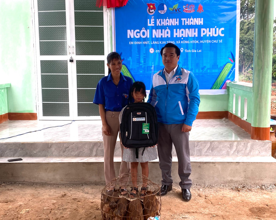 Anh Đỗ Duy Nam-Phó Bí thư Tỉnh Đoàn trao quà và sinh kế cho em Hnit. Ảnh: Hà Đức Thành Anh Đỗ Duy Nam-Phó Bí thư Tỉnh Đoàn trao quà và sinh kế cho em Hnit. Ảnh: Hà Đức Thành