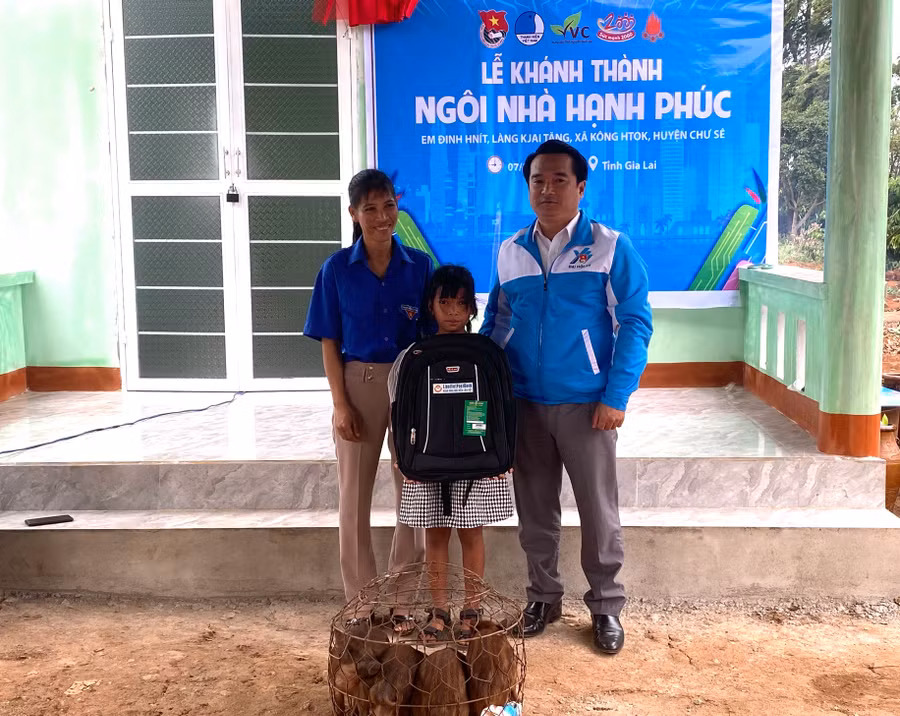 Anh Đỗ Duy Nam-Phó Bí thư Tỉnh Đoàn trao quà và sinh kế cho em Hnit. Ảnh: Hà Đức Thành