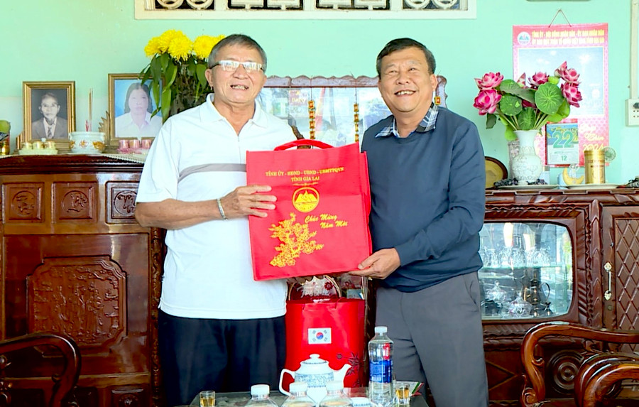 Chủ nhiệm Ủy ban Kiểm tra Tỉnh ủy Thái Thanh Bình (bìa phải) trao quà cho đồng chí Ksor Keng-nguyên Chủ nhiệm Ủy ban Kiểm tra Tỉnh ủy. Ảnh: Nguyễn Sang
