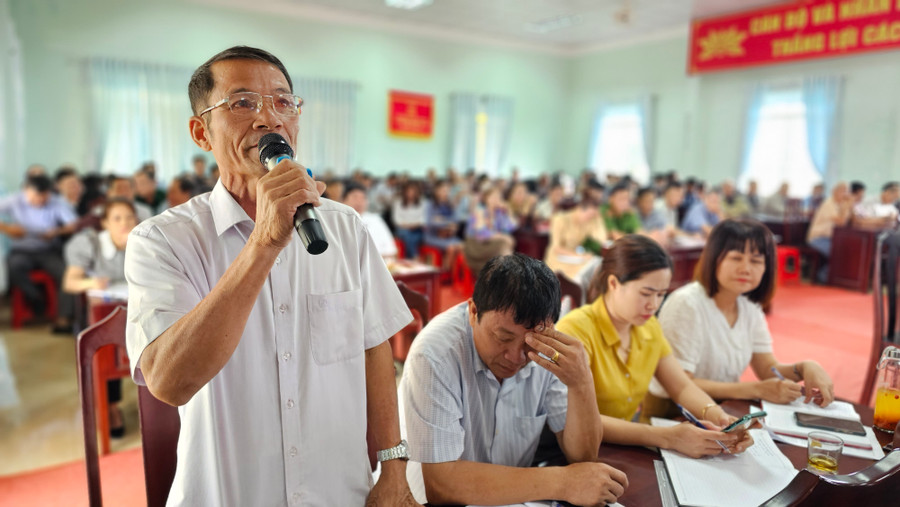 Cử tri nêu ý kiến tại hội nghị tiếp xúc cử tri. Ảnh: Bá Bính Cử tri nêu ý kiến tại hội nghị tiếp xúc cử tri. Ảnh: Bá Bính