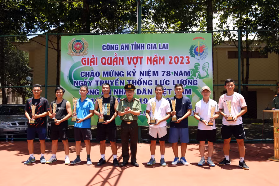 Ban tổ chức trao giải cho các vận động viên có thành tích xuất sắc. Ảnh: Lê Ánh