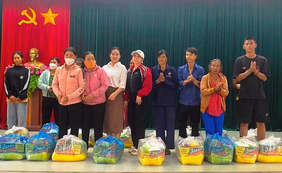 Hội Liên hiệp phụ nữ xã Ia Tô (huyện Ia Grai) trao quà cho các chị em khó khăn. Ảnh: Minh Thoan