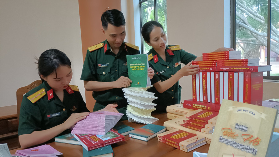 Cán bộ, chiến sĩ tham gia xếp sách nghệ thuật. Ảnh: Huy Bắc