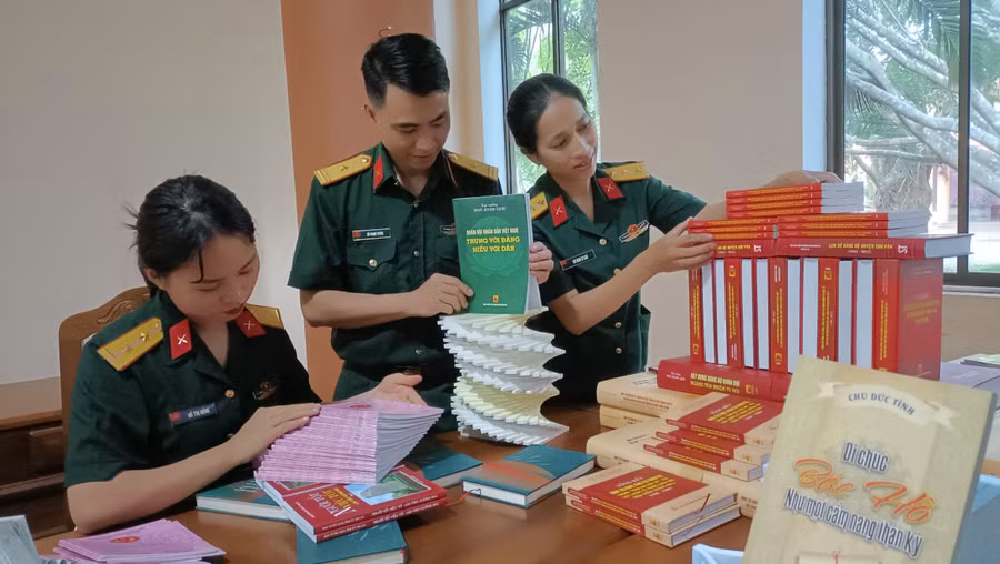 Cán bộ, chiến sĩ tham gia xếp sách nghệ thuật. Ảnh: Huy Bắc