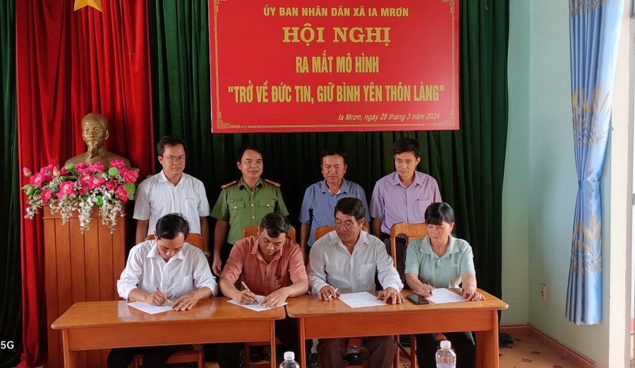 Đại diện các tổ chức ký kết giao ước thi đua thực hiện mô hình. Ảnh: Mai Linh