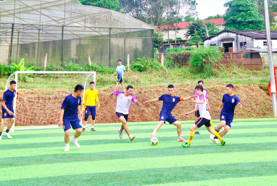 Các cầu thủ đem đến phần tranh tài sôi nổi, gay cấn trên sân cỏ. Ảnh: Kim Hồng