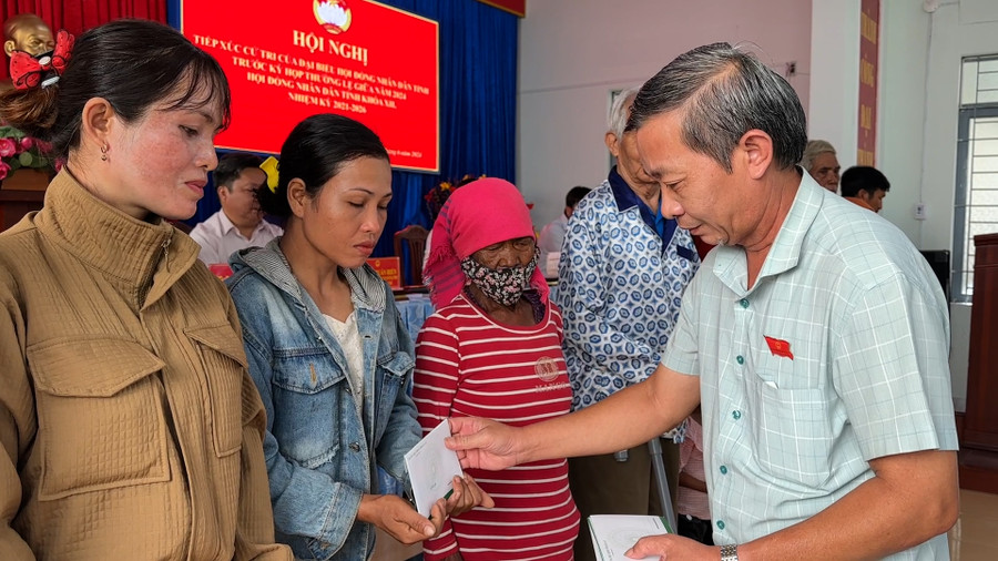 Trưởng ban Tuyên giáo Tỉnh ủy Huỳnh Thế Mạnh trao quà của Thường trực HĐND tỉnh cho các gia đình có hoàn cảnh khó khăn thuộc 6 xã, thị trấn của huyện Krông Pa. Ảnh: Quang Ngọc Trưởng ban Tuyên giáo Tỉnh ủy Huỳnh Thế Mạnh trao quà của Thường trực HĐND tỉnh cho các gia đình có hoàn cảnh khó khăn thuộc 6 xã, thị trấn của huyện Krông Pa. Ảnh: Quang Ngọc