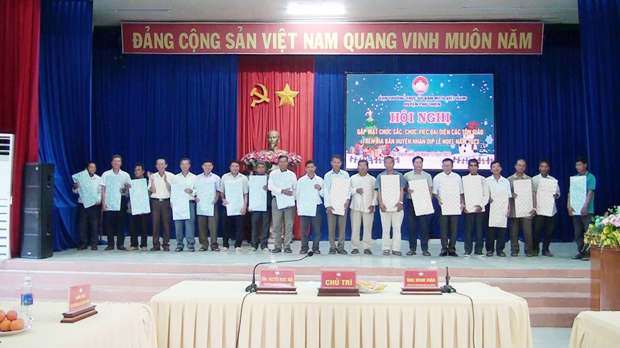 Đại diện lãnh đạo Ủy ban MTTQ Việt Nam huyện Phú Thiện tặng quà cho các vị chức sắc, chức việc đạo Công giáo và Tin lành nhân buổi gặp mặt. Ảnh: Ngọc Anh
