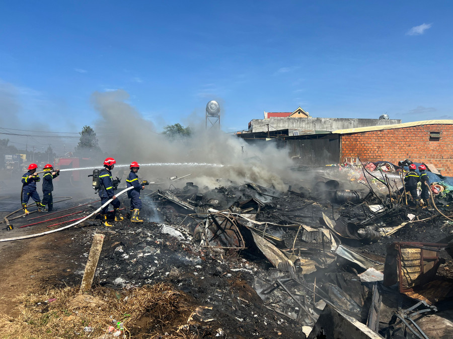 Theo ghi nhận, khu chứa phế liệu bị thiêu rụi hoàn toàn. Ảnh: Phạm Quý Theo ghi nhận, khu chứa phế liệu bị thiêu rụi hoàn toàn. Ảnh: Phạm Quý