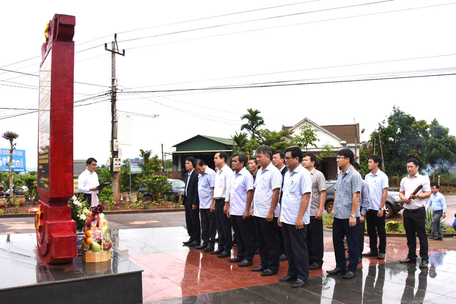 Đoàn công tác của tỉnh do Bí thư Tỉnh ủy Hồ Văn Niên làm trưởng đoàn dâng hương, dâng hoa tại Di tích lịch sử chiến thắng Pleime. Ảnh: Đức Thụy