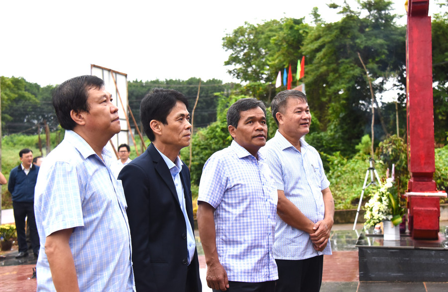 Các đồng chí lãnh đạo tỉnh tham quan, ôn lại những thông tin liên quan đến chiến dịch Pleime lịch sử tại di tích. Ảnh: Phương Vi