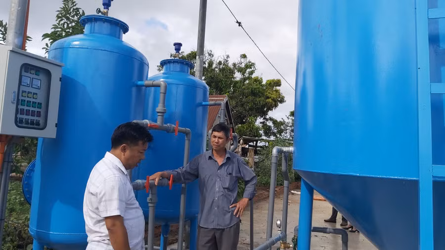 Đoàn giám sát thực tế tại công trình nước sinh hoạt tập trung tại buôn Ia Rpua (xã Đất Bằng). Ảnh: Ngọc Anh