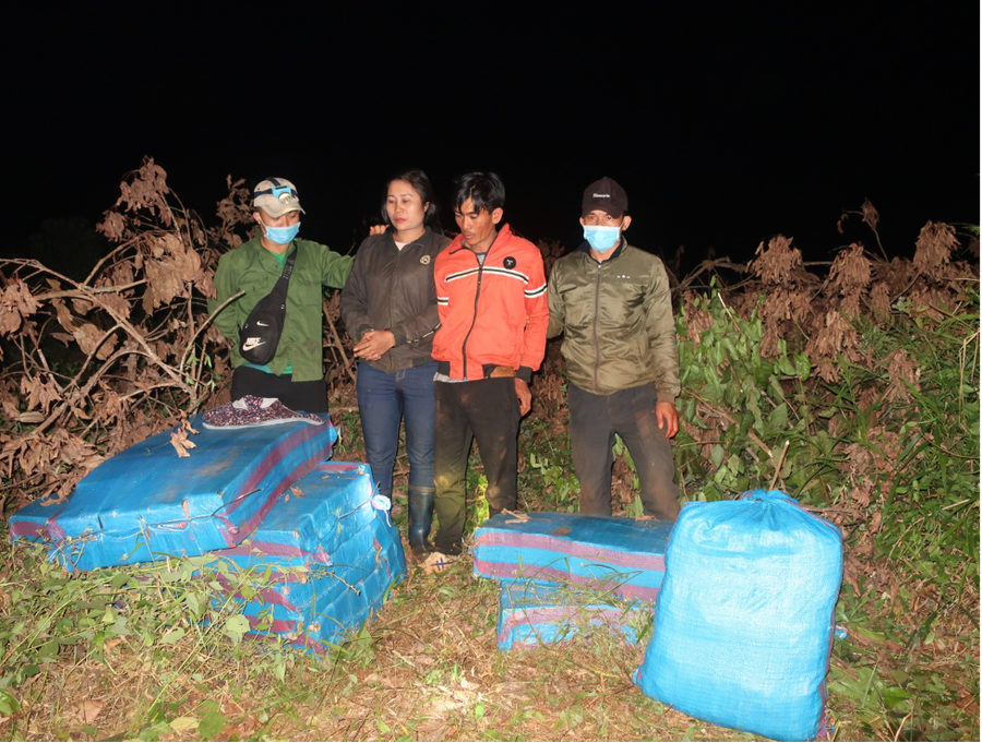 Đối tượng và tang vật vi phạm. Ảnh: Quốc Vinh