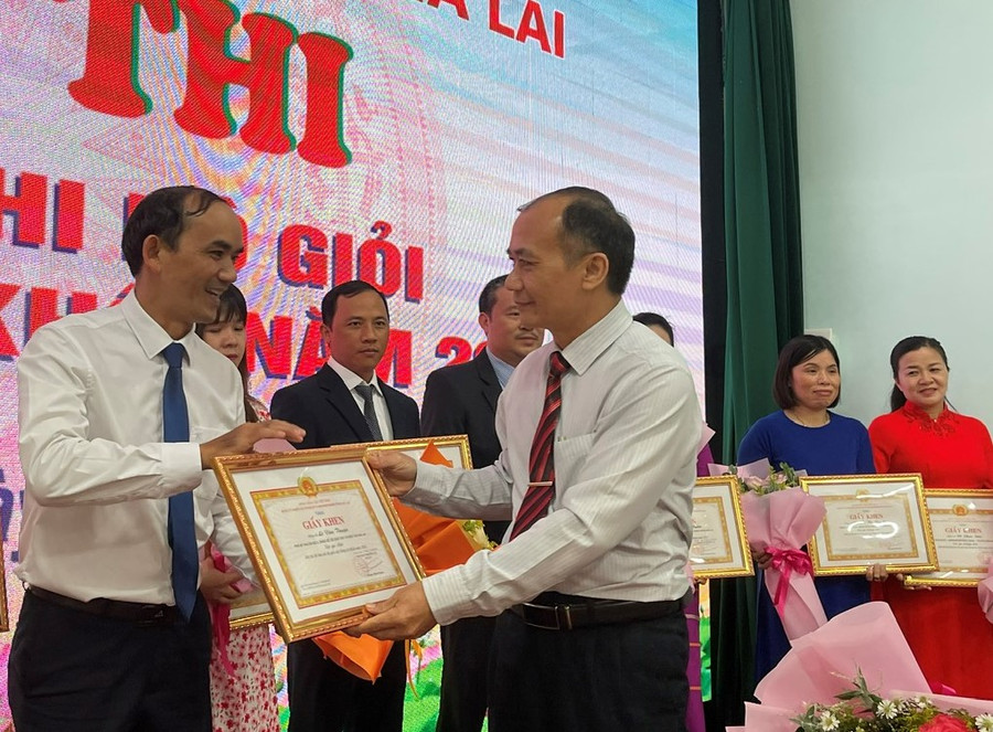 Bí thư Đảng ủy Khối các Cơ quan và Doanh nghiệp tỉnh Huỳnh Minh Thuận tặng giấy khen cho thí sinh đạt giải nhất Hội thi Bí thư Chi bộ giỏi. Ảnh: Phương Dung